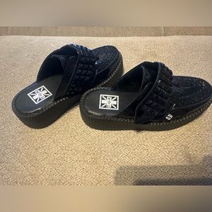 Brand new tuk clogs
